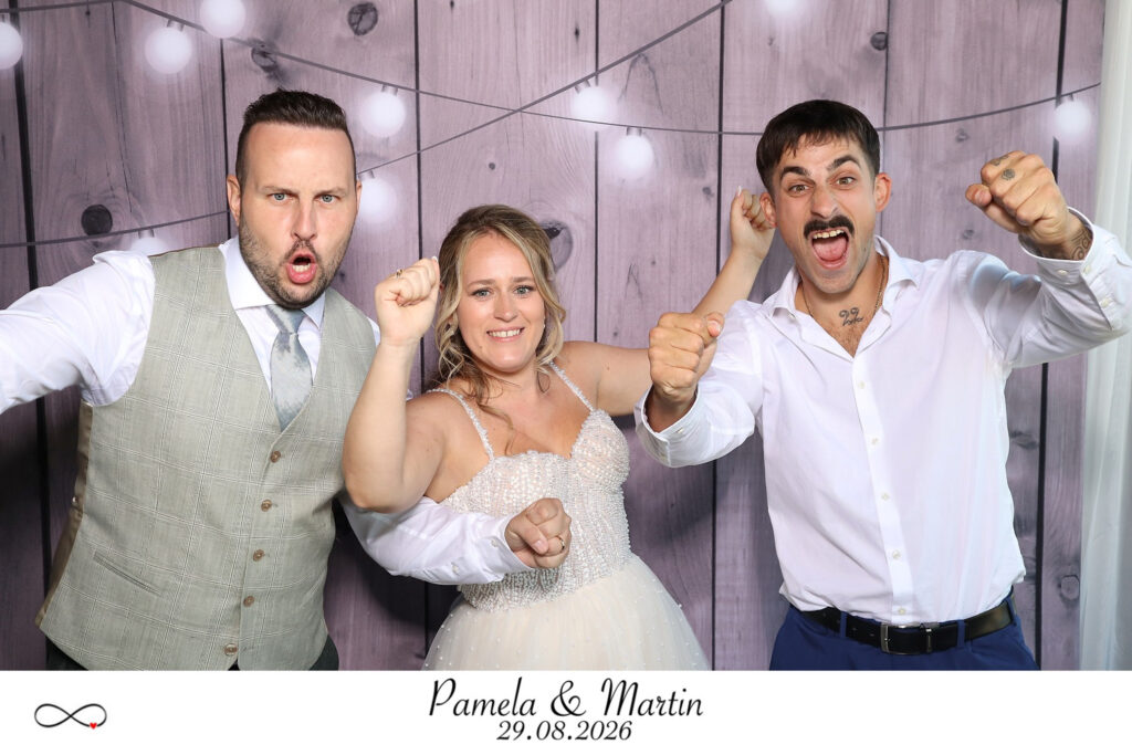 Brautpaar mit Gast in der Fotobox Hochzeit Basel