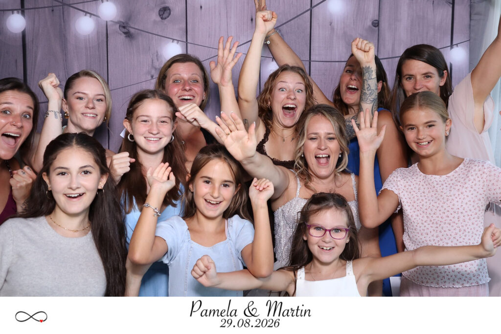 Gäste lachen in der Fotobox an der Hochzeit in der Sand Oase Basel