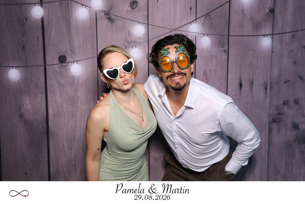 Gäste mit Sonnenbrille und Maske in der Fotobox Hochzeit
