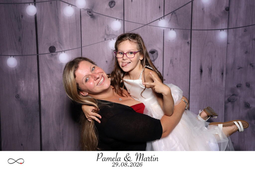 Zwei Gäste posieren in der Fotobox an der Hochzeit