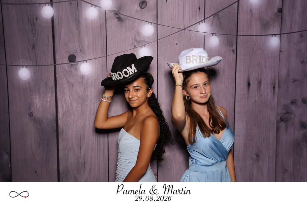 Gäste mit Cowboyhüten in der Fotobox Hochzeit Basel