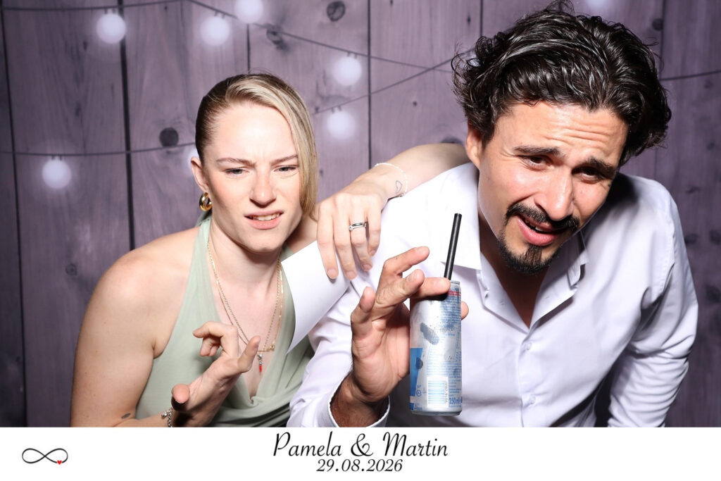 Lustige Pose zweier Gäste in der Fotobox