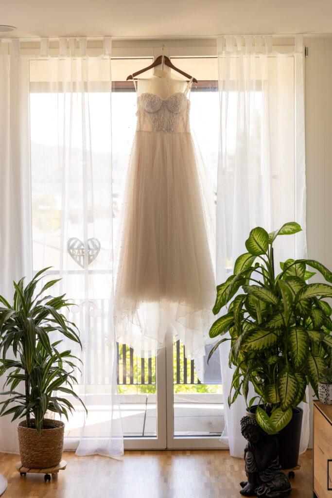 Brautkleid am Fenster vor der Hochzeit in Basel
