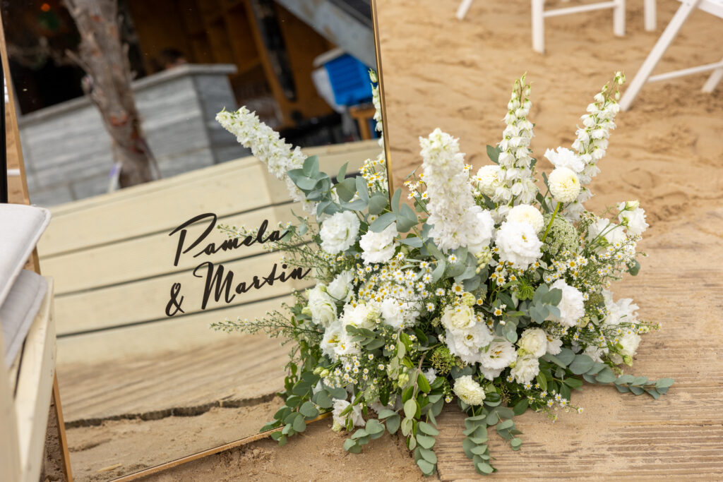 Willkommensschild Pamela und Martin mit weissen Blumen