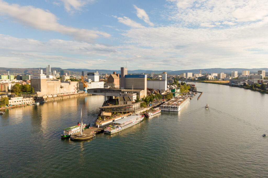 Drohnenaufnahme Rheinhafen Basel mit Sand Oase