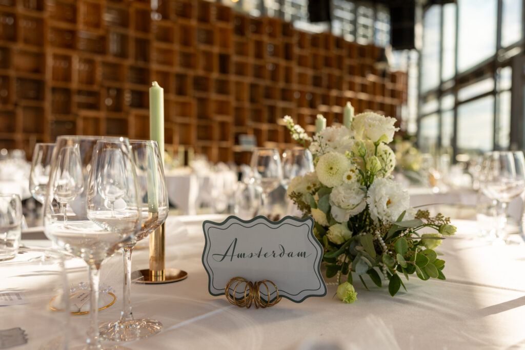 Tischdekoration mit Kerzen und weissen Blumen Hochzeit Basel
