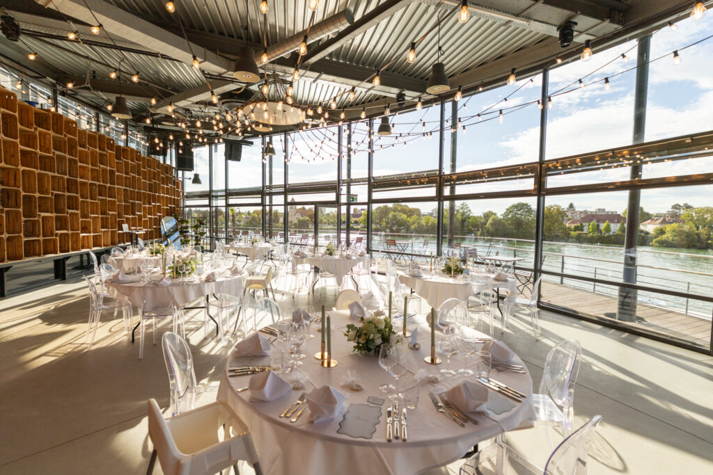 Festsaal mit Blick auf den Rhein Hochzeit Sand Oase Basel