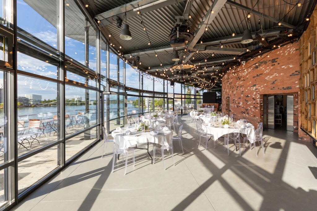 Hochzeitstafel im Saal der Sand Oase Basel
