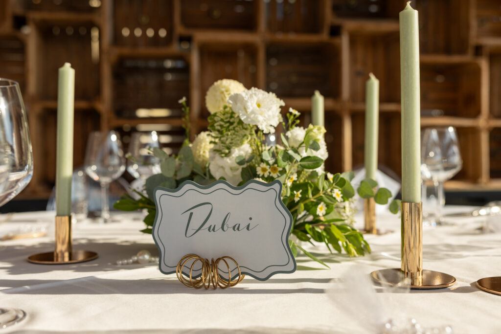 Tischdekoration Hochzeit mit Kerzen und Namenskarte